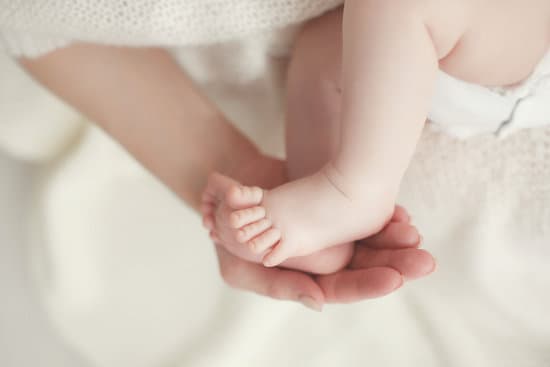 התפתחות תקינה בשנת החיים הראשונה של תינוקך