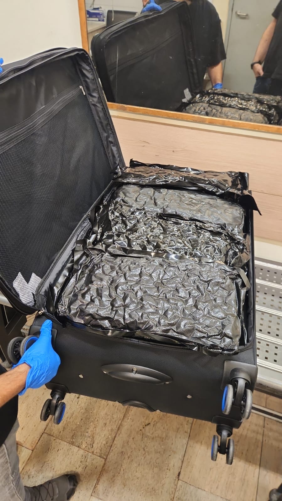 הפתעה במזוודה: תושב חולון נעצר בחשד שניסה להבריח כ-30 ק”ג סמים